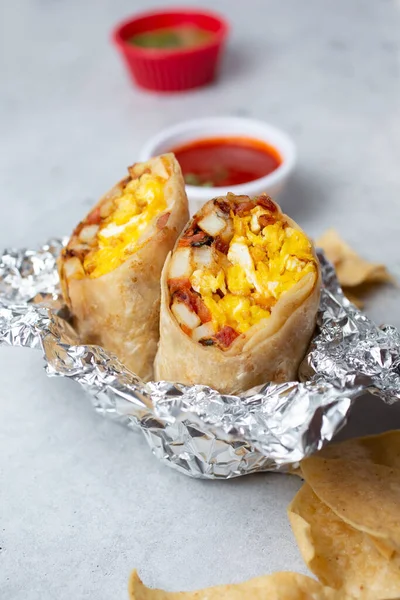 Una Vista Burrito Desayuno Una Base Papel Aluminio Sin Envolver —  Fotos de Stock