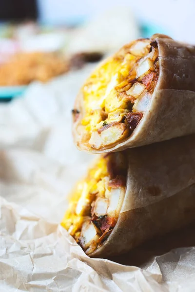 Una Vista Primer Plano Burrito Desayuno Apilado Sobre Papel Pergamino —  Fotos de Stock