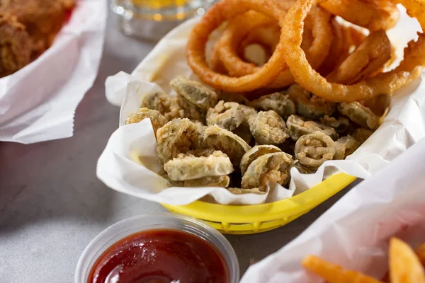 Een Uitzicht Van Een Aperitiefmand Van Gefrituurde Jalapeo Plakjes Uienringen — Stockfoto