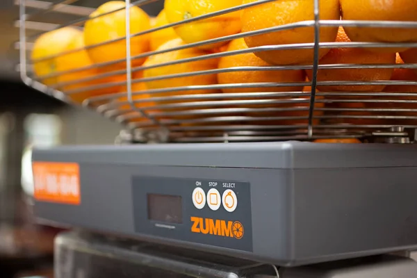 米国カリフォルニア州ロサンゼルス 2021 地元のレストランで見られるZummo Orange Automatic Citrus Juicer Squeezerの近景 — ストック写真