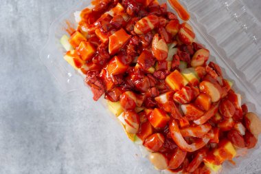 Bir plastik konteynır dolusu Tostilocos 'un yukarıdan aşağı görüntüsü.