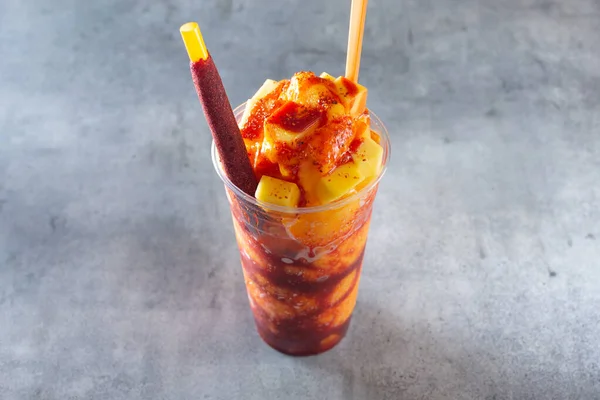 Mangonada içkisinin yüksek açılı görüntüsü.