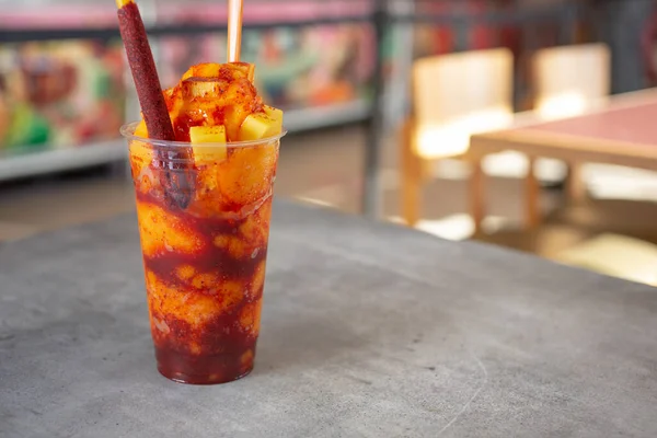 Çerçevenin sol tarafında bir mangonada içeceği manzarası..