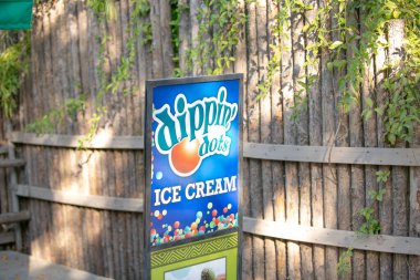 San Diego, California, ABD - 09-23-2021: Dippin 'Dots dondurma ürünleri satan bir tabela manzarası.