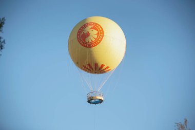 Escondido, California, ABD - 09-23-2021: Balon Safari cazibesi manzarası, San Diego Hayvanat Bahçesi Safari Parkı 'nda sergilenen sıcak hava balonu gezisi.