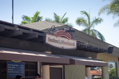 San Diego, California, ABD - 09-23-2021: San Diego Hayvanat Bahçesi 'nde görülen bebek arabaları ve tekerlekli sandalyeler kiralayabilecek konukların bulunduğu binanın ön tabelalarının manzarası.