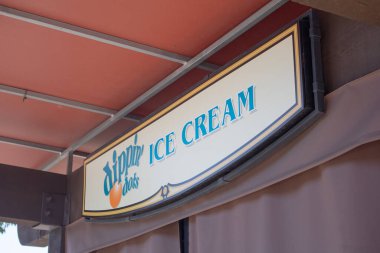 San Diego, California, ABD - 09-23-2021: Dippin 'Dots dondurma ürünleri satan bir tabela manzarası.