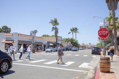San Diego, California, ABD - 09-23-2021: Yaya geçidini kullanan insanların manzarası, San Diego 'nun eski kasabasının restoranı ve perakende satış alanında dolaşması.