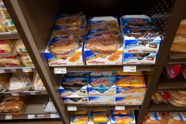 Los Angeles, California, ABD - 10-25-2021: Bakkalda görülen Jumbo Ballı Çörekler ve Ding Dongs 'un yer aldığı çeşitli hamur işleri manzarası.
