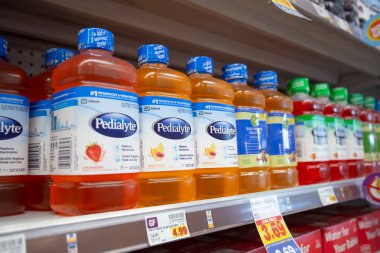 Los Angeles, California, ABD - 10-25-2021: Yerel bir bakkalda sergilenen bir şişe Pedialyte 'ı tutan bir elin görüntüsü.