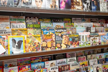 Los Angeles, California, ABD - 10-25-2021: Yerel bir bakkalda çeşitli dergilerden oluşan rafların manzarası.