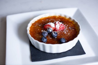 Bir tabak creme brulee manzarası.