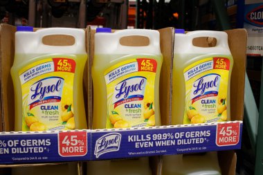 Los Angeles, Kaliforniya, ABD - 10-25-2021: Yerel büyük bir markette sergilenmekte olan birden fazla Lysol çoklu yüzey temizleyici sıvısı konteynırının görüntüsü.