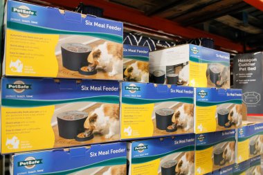 Los Angeles, Kaliforniya, Amerika Birleşik Devletleri - 10-25-2021: PetSafe 'in altı öğün yemliğinin yerel bir markette sergilenmesi.