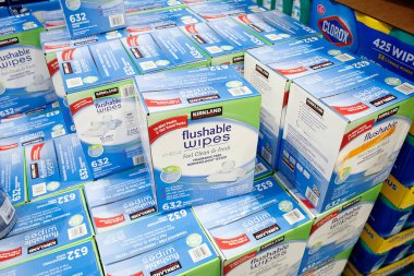 Los Angeles, California, ABD - 10-25-2021: Yerel bir Costco mağazasında sergilenen Kirkland İmza Sifonu Sifonu Çekilen çok sayıda dosya.