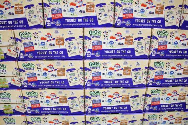 Los Angeles, California, ABD - 10-25-2021: GoGo Squeez Yoğurt torbalarının yerel büyük bir markette sergilenmesi.