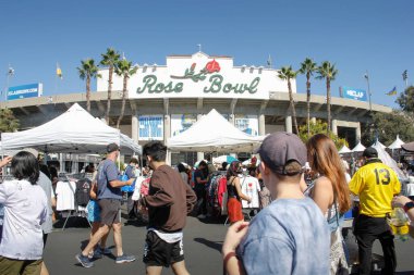 Pasadena, California, ABD - 10-25-2021: Rose Bowl Bit Pazarı 'nda yürüyen insanların manzarası.