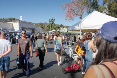 Pasadena, California, ABD - 10-25-2021: Rose Bowl Bit Pazarı 'nda yürüyen insanların manzarası.
