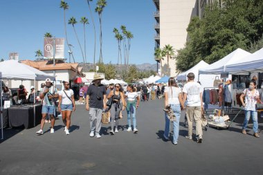 Pasadena, California, ABD - 10-25-2021: Rose Bowl Bit Pazarı 'nda yürüyen insanların manzarası.