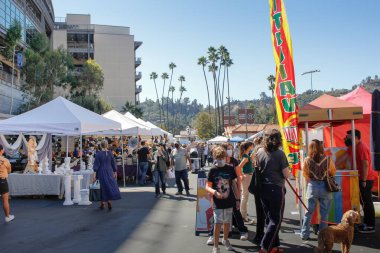 Pasadena, California, ABD - 10-25-2021: Rose Bowl Bit Pazarı 'nda yürüyen insanların manzarası.