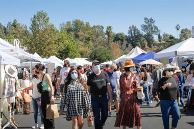 Pasadena, California, ABD - 10-25-2021: Rose Bowl Bit Pazarı 'nda yürüyen insanların manzarası.