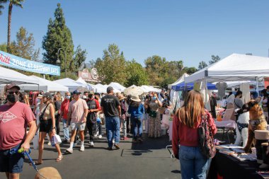 Pasadena, California, ABD - 10-25-2021: Rose Bowl Bit Pazarı 'nda yürüyen insanların manzarası.