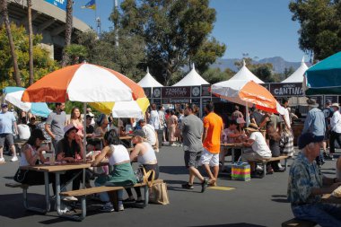 Pasadena, California, ABD - 10-25-2021: Rose Bowl Bit Pazarı 'nda görülen çok sayıda yiyecek satıcısı çadırı ve çok sayıda aç müşterinin manzarası.