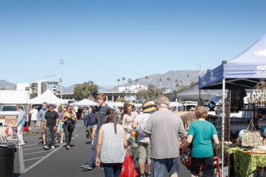 Pasadena, California, ABD - 10-25-2021: Rose Bowl Bit Pazarı 'nda yürüyen insanların manzarası.