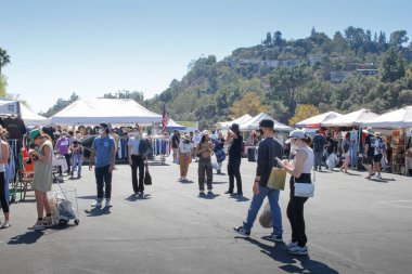 Pasadena, California, ABD - 10-25-2021: Rose Bowl Bit Pazarı 'nda yürüyen insanların manzarası.
