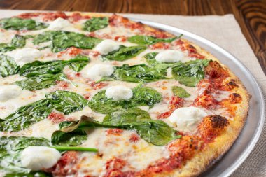 Ispanak ve burrata pizzası manzarası.