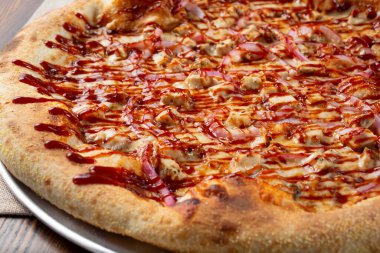 Manzaralı tavuk pizzası..