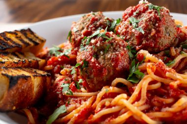 Bir kase spagetti ve köftenin yakın plan görüntüsü..