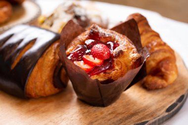 Bir restoranda ya da mutfak ortamında çok sayıda Fransız hamur işi manzarası.