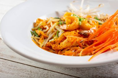 Bir tabak pad Thai 'nin yakın çekim görüntüsü..