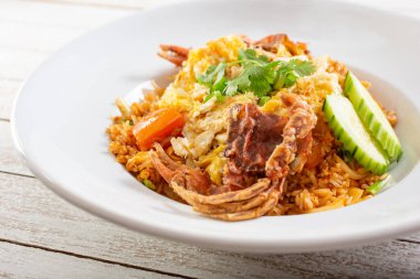 Bir tabak kızarmış pirinç manzarası..