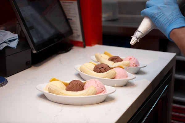 Una Vista Empleado Preparando Tres Helados Vistos Restaurante Local —  Fotos de Stock