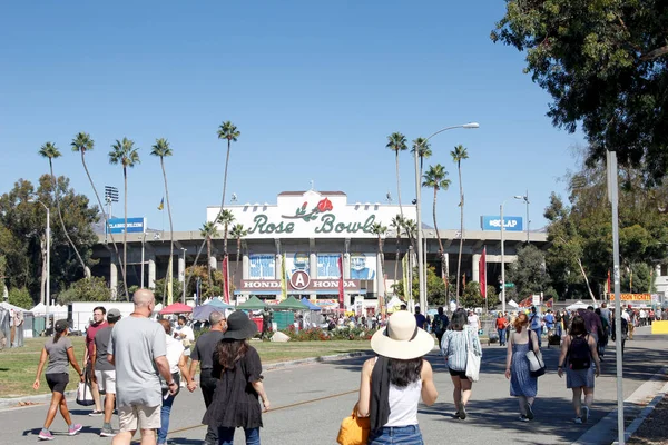 Pasadena California United States 2021 View People Approaching Rose Bowl — Stock Photo, Image