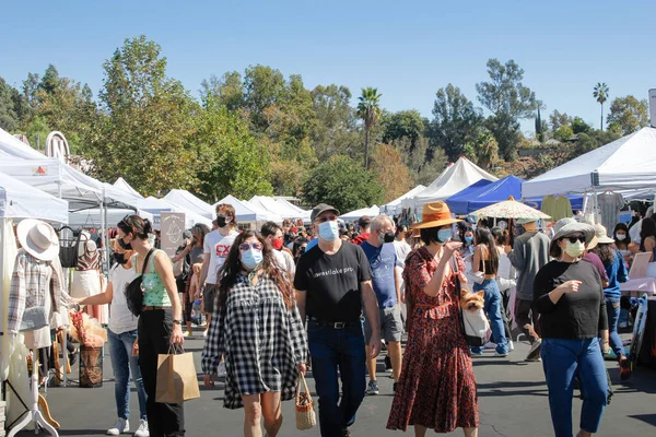 Pasadena, California, ABD - 10-25-2021: Rose Bowl Bit Pazarı 'nda yürüyen insanların manzarası.