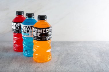 Los Angeles, California, ABD - 10-25-2021: Çerçevenin solundaki üç Powerade şişesinin görüntüsü.