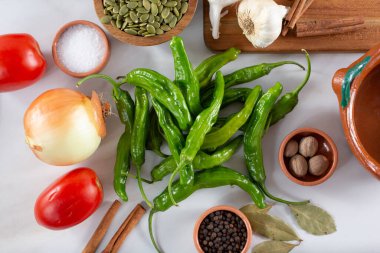 Bir yığın shishito biberi ve diğer salsa malzemelerinin üstten görünüşü..