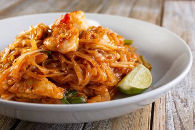 Bir tabak pad Thai manzarası.