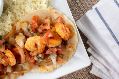 Diablo Shrimp Tacos 'un bir restoranda ya da mutfak ortamında en tepeden görünüşü..