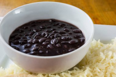 Lokantada ya da mutfak ortamında bir kase siyah fasulyenin yakın çekim görüntüsü..