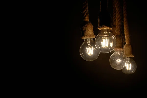 Вид Тусклых Ретро Винтажных Лампочек Свисающих Веревки Правой Стороны Рамы — стоковое фото