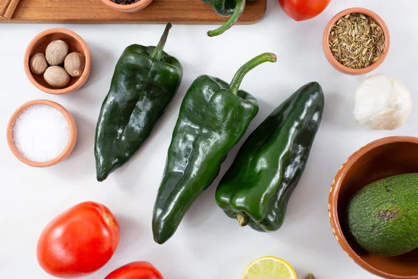 Une Vue Haut Vers Bas Trois Chiles Poblano Entre Autres — Photo