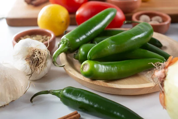 Une Vue Plusieurs Piments Serrano Entre Autres Ingrédients Salsa — Photo