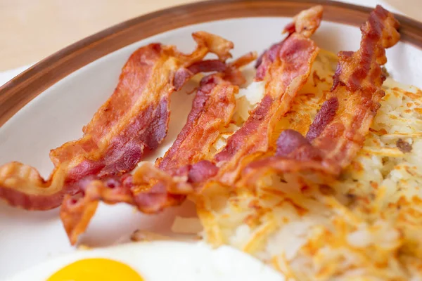 Closeup View Bacon Strips Breakfast Plate Restaurant Kitchen Setting — Stock Photo, Image