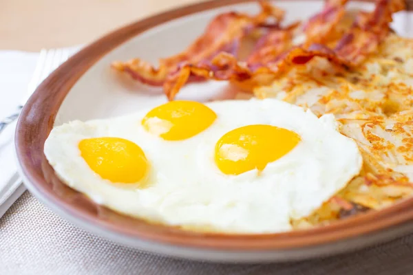 Närbild Frukostplatta Med Tre Soliga Sidoupp Ägg Hash Bruna Och — Stockfoto