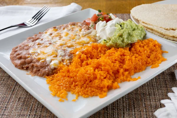 Una Vista Plato Arroz Frijoles Mexicanos Restaurante Cocina —  Fotos de Stock