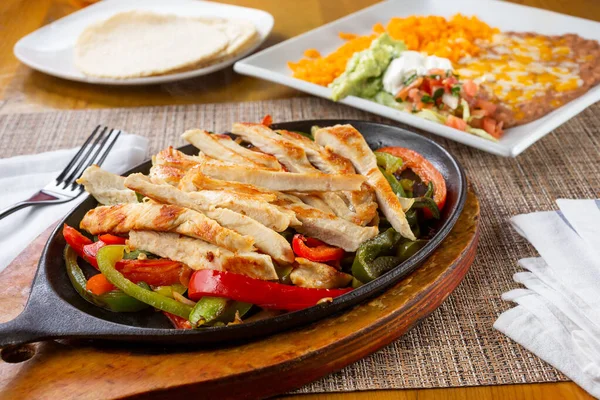 Kilátás Egy Serpenyő Csirke Fajitas Egy Oldalon Rizs Bab Étterem — Stock Fotó